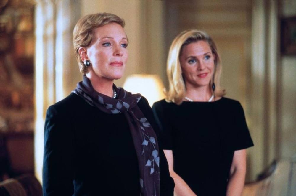 Julie Andrews and Kathleen Marshall in The Princess Diaries